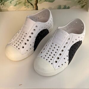 Native Kids Water Shoes - White with Black Circle Accent